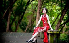 抱着边走边撞水流了一地的视频